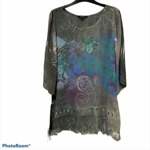 Mushka Sienna Rose 3/4 Sleeve V-neck Graphic Tee